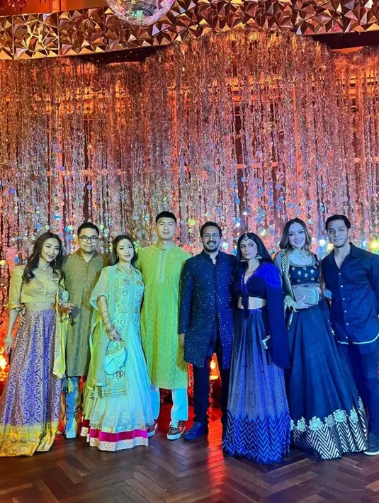 Keseruan acara Diwali yang diadakan oleh Raam Punjabi berhasil menjadi pusat perhatian. Para selebritas tampil memesona dalam balutan busana India. Warganet terpesona dengan penampilan dari Nikita Willy dan Indra Priawan. (Liputan6.com/IG/fansstars_nikita_willy)