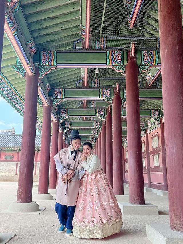 Potret Angga Wijaya Liburan Bareng Anak dan Istri di Korea, Penuh Cinta