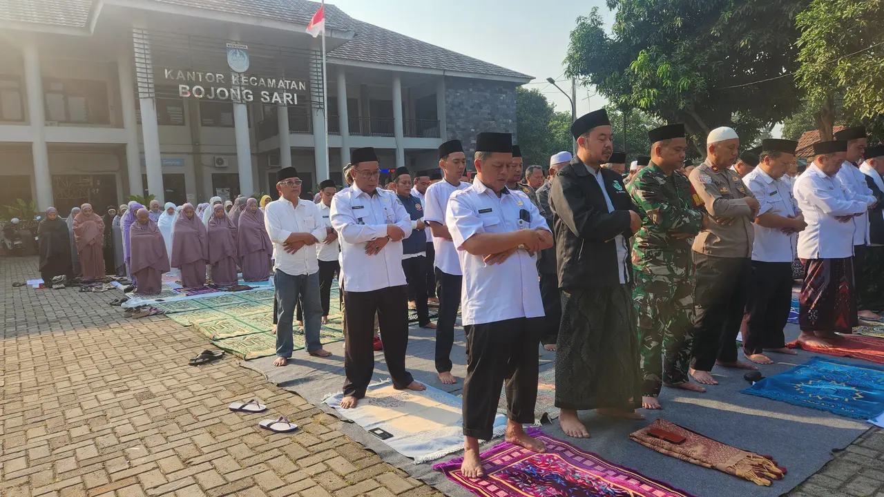 Aparatur Kecamatan Bojongsari bersama pengurus MUI, MDI, dan melaksanakan salat Istisqa di halaman kantor Kecamatan Bojongsari, Depok.