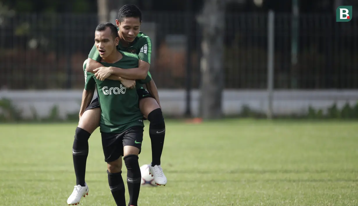 Pemain Timnas Indonesia, Riko Simanjuntak, menggendong Evan Dimas saat latihan di Lapangan ABC Senayan, Jakarta, Selasa (20/11). Latihan ini persiapan jelang laga Piala AFF 2018 melawan Filipina. (Bola.com/Vitalis Yogi Trisna)