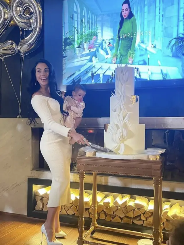 Georgina Rodríguez, (@georginagio)