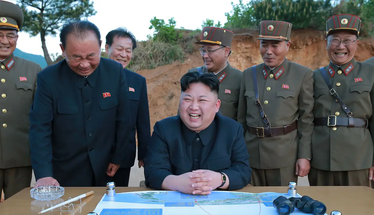 Pemimpin Korea Utara Kim Jong Un saat berada di tempat peluncuran Rudal ballistik jarak jauh Hwasong-12 (Mars-12) di Korea Utara, Selasa (15/5). Rudal Hwansong-12 mampu mencapai ketinggian 2.000km dan menempuh jarak sekitar 700km. (AFP/KCNA)