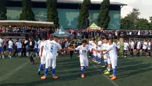 Eka Ramdani menggelar laga perpisahan sekaligus untuk amal korban tsunami Selat Sunda di Lapangan Inspire Arena, Jalan Sersan Bajuri, Kabupaten Bandung Barat, Sabtu (5/1/2019). (Bola.com/Muhammad Ginanjar)