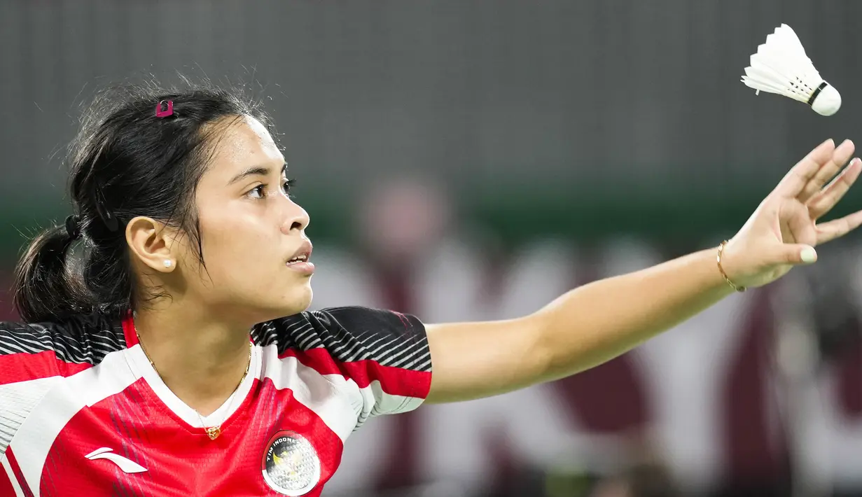 Gregoria Mariska Tunjung meraih kemenangan atas wakil Myanmar, Thet Htar Thuzar, dalam pertandingan yang berlangsung di Musashino Forest Sport Plaza, Jepang, Minggu (25/7/2021). (Foto: AP/Markus Schreiber)