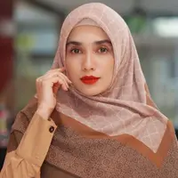 Tak hanya lewat gaya kesehariannya, penampilan Ussy saat berhijab juga sering menyedot perhatian. Beberapa kali mengunggah gayanya dalam balutan hijab, banyak warganet yang mendoakan agar seleb berusia 41 tahun itu bisa segera berhijab. (Liputan6.com/IG/@ussypratama)