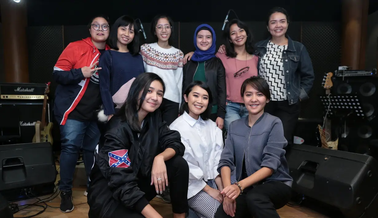 Mikha Tambayong menjadi salah satu vokal dalam grup musik Kahitsna. Grup ini akan tampil dalam acara LAFFestival 2018 yang digelar di Jakarta Convention Centre (JCC) pada 10 Februari 2018. (Adrian Putra/Bintang.com)