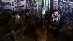 Tentara Pembebasan Suriah (FSA) yang didukung Turki duduk di sebuah tenda di Tal Malid, sebelah utara Aleppo, saat bersiap untuk menargetkan posisi Unit Pertahanan Rakyat Kurdi (YPG) di wilayah Afrin, Suriah, Sabtu (20/1). (AFP FOTO/Nazeer al-Khatib)