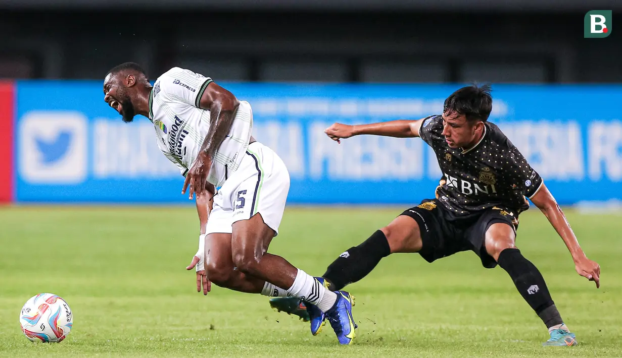 <p>Ekspresi pemain Persib Bandung, Levy Clement Madinda (kiri), setelah berebut bola dengan pemain Bhayangkara FC, Muhammad Reza Kusuma, pada laga lanjutan BRI Liga 1 2023/2024 antara Bhayangkara FC melawan Persib Bandung di Stadion Patriot Candrabhaga, Bekasi, Sabtu (23/09/2023). (Bola.com/Bagaskara Lazuardi)</p>