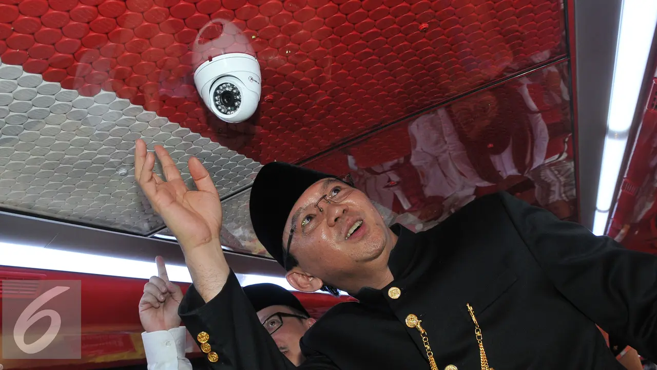 Ahok Luncurkan Bus dan Hotline Transjakarta yang Baru