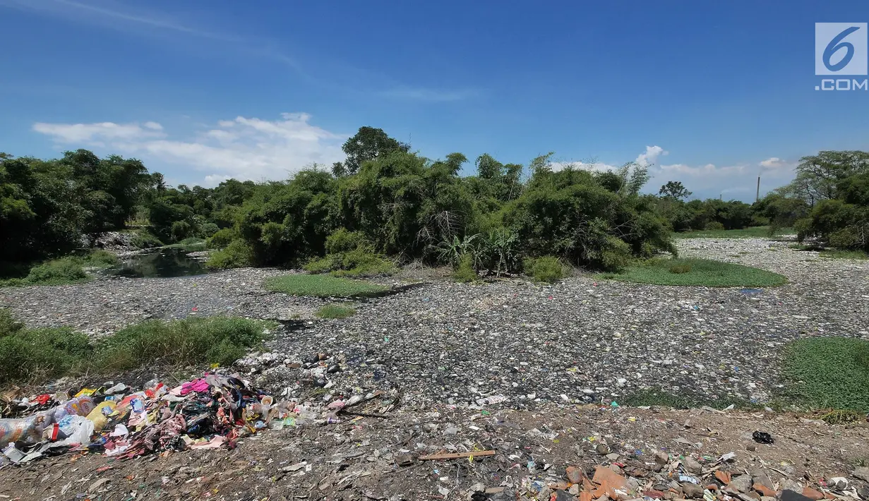 Penampakan tumpukan sampah di Sungai Citarum Lama di kawasan Cicukang, Bandung, Jawa Barat, Rabu (3/4). Program Citarum Harum akan dilaksanakan oleh Kementerian Koordinator Bidang Kemaritiman. (Liputan6.com/Herman Zakharia)