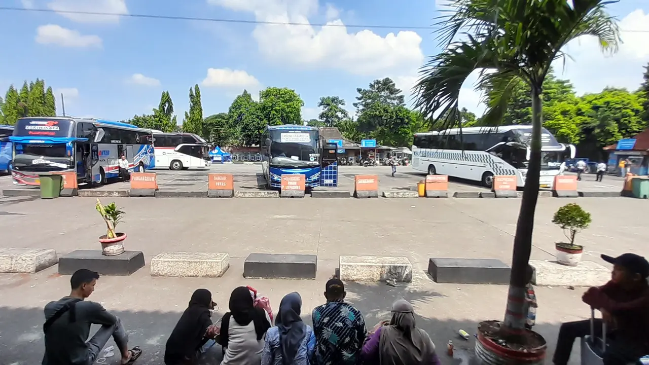 Arus mudik Lebaran 2023 terpantau masih terlihat cukup ramai di Terminal Bus Kampung Rambutan, Jakarta Timur pada hari ini, Minggu (23/4/2023).