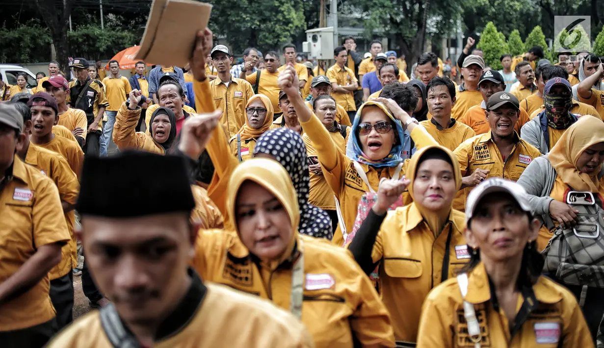Massa dari kader dan simpatisan Partai Hanura berdemonstrasi di depan kantor KPU RI, Jakarta, Senin (21/1). Mereka menuntut dimasukkannya nama Oesman Sapta Odang (OSO) dalam daftar calon tetap (DCT) anggota DPD RI 2019. (Liputan6.com/Faizal Fanani)