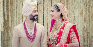 Kabar bahagia datang dari Sonam Kapoor. Lantaran artis cantik kelahiran 9 Juni 1985 ini resmi menikah dengan sang kekasih, Anand Ahuja. (Foto: ndtv.com)