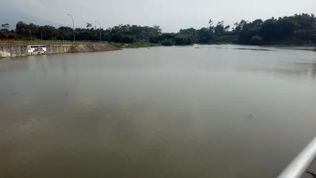 Hamparan air di area Bendungan Cimanuk Garut, Jawa Barat, sangat cocok untuk kegiatan mancing saat ngabuburit tiba