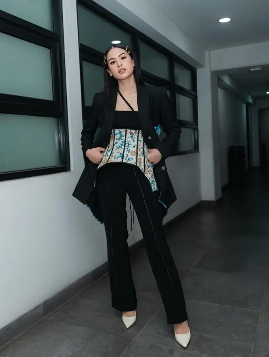 Tampil stylish dengan outfit semi formal, padukan blazer dengan asymmetric tank top serta korset batik seperti Maudy Ayunda satu ini. [Foto: IG/maudyayunda].