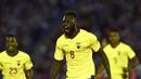 Ekspresi striker Ekuador, Felipe Caicedo, setelah mencetak gol ke gawang Uruguay dalam laga Kualifikasi Piala Dunia 2018 di Montevideo, Jumat (11/11/2016) pagi WIB. (AFP/Miguel Rojo)