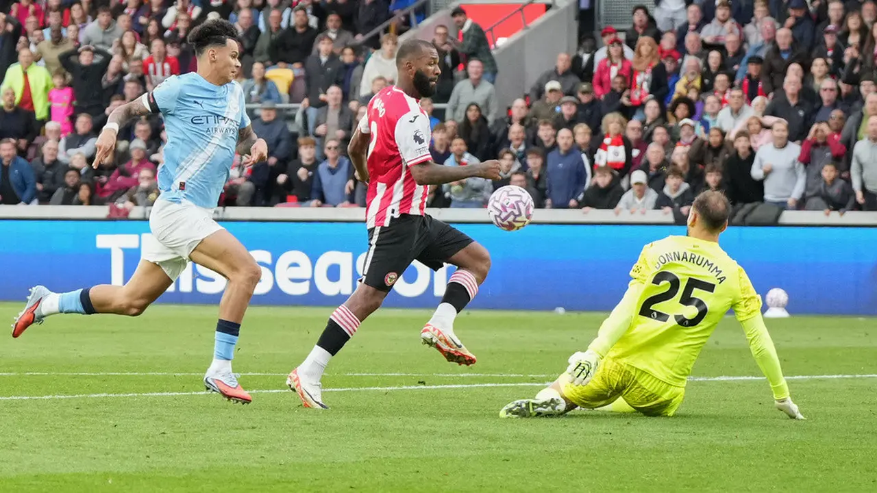 Aksi striker Brentford Igor Thiago (kedua dari kanan) saat melawan Manchester City di pekan ke tujuh Liga Inggris 2025/2026 di Gtech Community Stadium, Minggu (05/10/2025). (AP Photo/Alastair Grant)