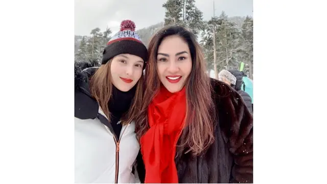 Segera Jadi Menantu, Ini 6 Potret Kedekatan Chelsea Islan dan Ibunda Rob Clinton