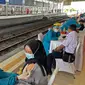 Tenaga medis menyuntikkan vaksin kepada petugas dan penumpang kereta api di Stasiun Bogor, Jawa Barat, Kamis (17/6/2021). Pelaksanaan vaksinasi massal di Stasiun Bogor itu menyasar petugas stasiun, pekerja di stasiun dan penumpang kereta. (Liputan6.com/Herman Zakharia)