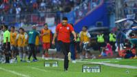 Ekspresi kecewa pelatih Arema, Javier Rocha saat Persib mencetak gol kemenangan di Stadion Kanjuruhan (Iwan Setiawan/Bola.com)