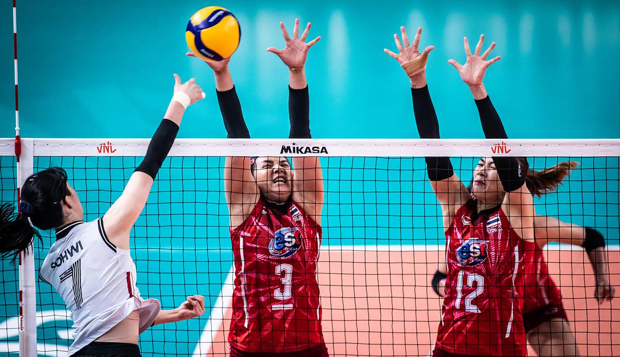 Thailand. Tim putri Thailand menempati peringkat ke-8 di klasemen akhir babak penyisihan dengan mengoleksi 5 kemenangan dari 12 laga dan memperoleh 15 poin. Di babak perempatfinal tim putri Thailand akan menghadapi Turki, 14 Juli 2022. (Dok. Volleyballworld)