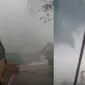 Video amatir warga, Senin (13/6/2022), yang berisi gambar Air Terjun Lembah Anai meluap mencuri perhatian di media sosial. (liputan6.com/ Ist)