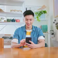 Ilustrasi pemuda mengakses aplikasi di smartphone. (Shutterstock)