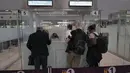 <p>Penumpang diperiksa petugas polisi sebelum menaiki pesawat di Bandara Paris Charles de Gaulle di Roissy, Paris, Senin (1/2/2021). Prancis telah menutup perbatasannya untuk mayoritas negara non-Uni Eropa akibat situasi pandemi dan kekhawatiran penyebaran varian baru Covid-19. (AP Photo/Francois Mori)</p>