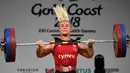 Tayla Howe dari Wales mengangkat beban dalam final 90kg angkat besi wanita selama Commonwealth Games 2018 di Gold Coast, Australia (9/4). (AFP Photo/William West)