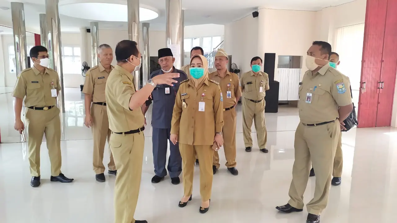 Bupati Purbalingga Dyah Hayuning Pratiwi meninjau aula Lingkungan Industri Kecil (LIK) Logam Purbalingga yang akan dimodifikasi menjadi ruang isolasi darurat untuk menampung PDP yang terus naik, Senin (23/3). (Foto: Liputan6.com/Rudal Afgani Dirgantara)