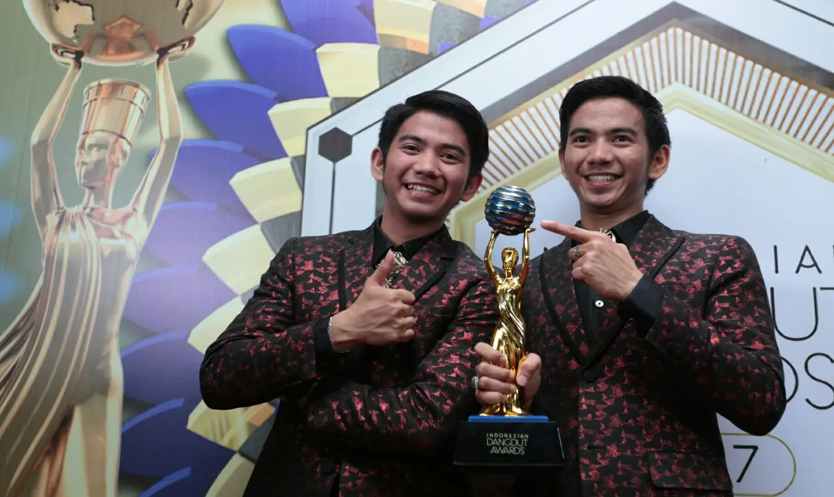 Rizki Ridho meraih kemenangan di Indonesian Dangdut Awards 2017. (Deki Prayoga/Bintang.com)