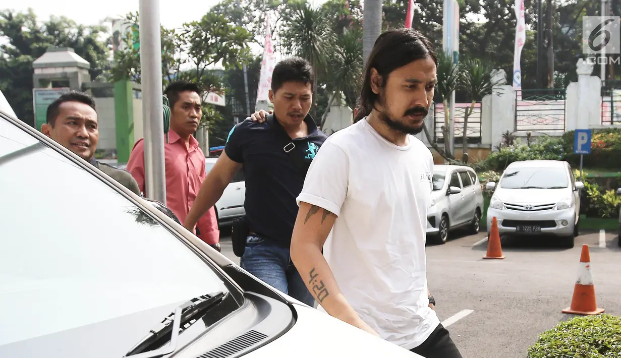Marcello Tahitoe alias Ello turun dari mobil setibanya di Rumah Sakit Ketergantungan Obat (RSKO) Cibubur, Jakarta Timur, Senin (14/8). Sebelumnya Ello ditetapkan sebagai tersangka dan ditahan di Polres Metro Jakarta Selatan. (Liputan6.com/Herman Zakharia)