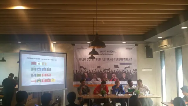 Lembaga survei Charta Politika Indonesia merilis hasil survei Pemilu Legislatif 2019. (Liputan6.com/Nanda Perdana Putra)