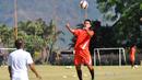 Bek Persija, M. Robi, mendapat porsi latihan sedikit lebih berat dari rekan-rekannya saat latihan Persija di Lapangan Kusuma Agrowisata, Batu, Malang, Rabu (4/11/2015). (Bola.com/Kevin Setiawan)