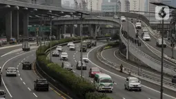 Suasana lalu lintas yang terlihat ramai lancar di Jalan Gatot Subroto, Jakarta, Senin (14/9/2020). Pemprov DKI Jakarta menerapkan PSBB Ketat mulai 14 September 2020 dengan menutup sementara lima pusat kegiatan di antaranya sekolah, pariwisata, dan sarana olahraga. (Liputan6.com/Johan Tallo)