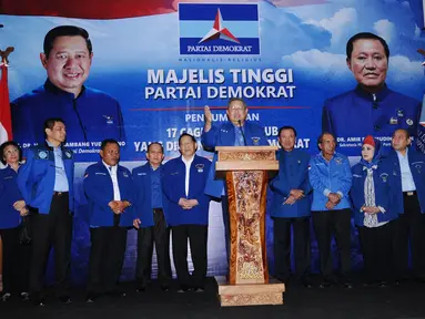 Ketua Umum Partai Demokrat, Susilo Bambang Yudhoyono menyampaikan nama bakal Cagub dan Cawagub yang akan diusung pada Pilkada 2018, Jakarta, Minggu (7/1). Majelis Tinggi Partai Demokrat telah memilih 17 pasang nama. (Liputan6.com/Helmi Fithriansyah)