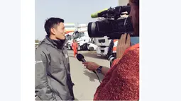 Rio Haryanto saat diwawancara media asing di paddock Manor Racing saat tes pramusim F1 2016 di Sirkuit Catalunya, Barcelona, Spanyol, (23/2/2016). (Bola.com/Twitter)