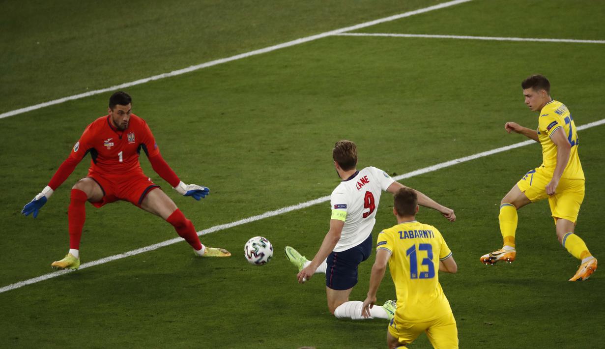 Menit ke-4, umpan maut dari Raheem Sterling bisa dituntaskan tembakan Harry Kane ke gawang George Bushchan. Meski tercipta beberapa peluang, babak pertama berakhir dengan skor 1-0 untuk kemenangan The Three Lions. (Foto: AP/Pool/Alessandro Garofalo)