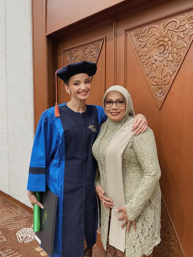 Enzy Storia wisuda (Instagram/enzystoria)