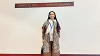 Krisdayanti tampil menarik mengenakan blazer panjang batik dipadukan kemeja putih pita dan roknya. [@krisdayantilemos]