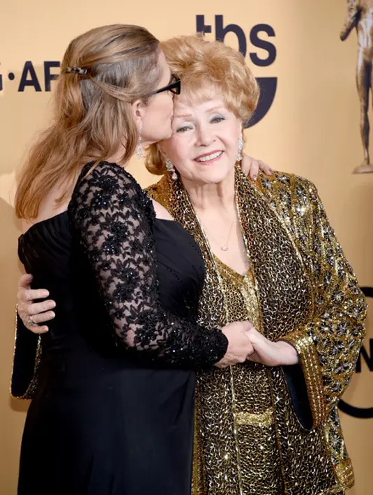 “Tidak ada kata-kata yang mampu diucapkan seberapa besar aku akan merindukan Abadabaku dan Mombyku satu-satunya. Cinta dan dukunganmu segalanya untukku,” tulis Billie Lourd. (AFP/Bintang.com)