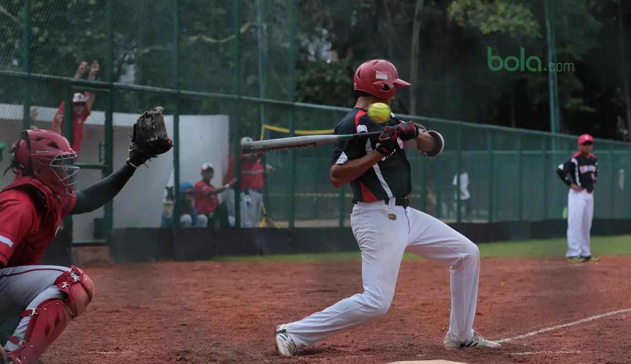 Pemain Singapura, F.Harahap menghindar dari bola lemparan pemain Indonesia pada laga Asian Softball Championship di Senayan, Jakarta,Selasa (25/4/2018). Indonesia menang atas Singapura 8-2. (Bola.com/Nick Hanoatubun)