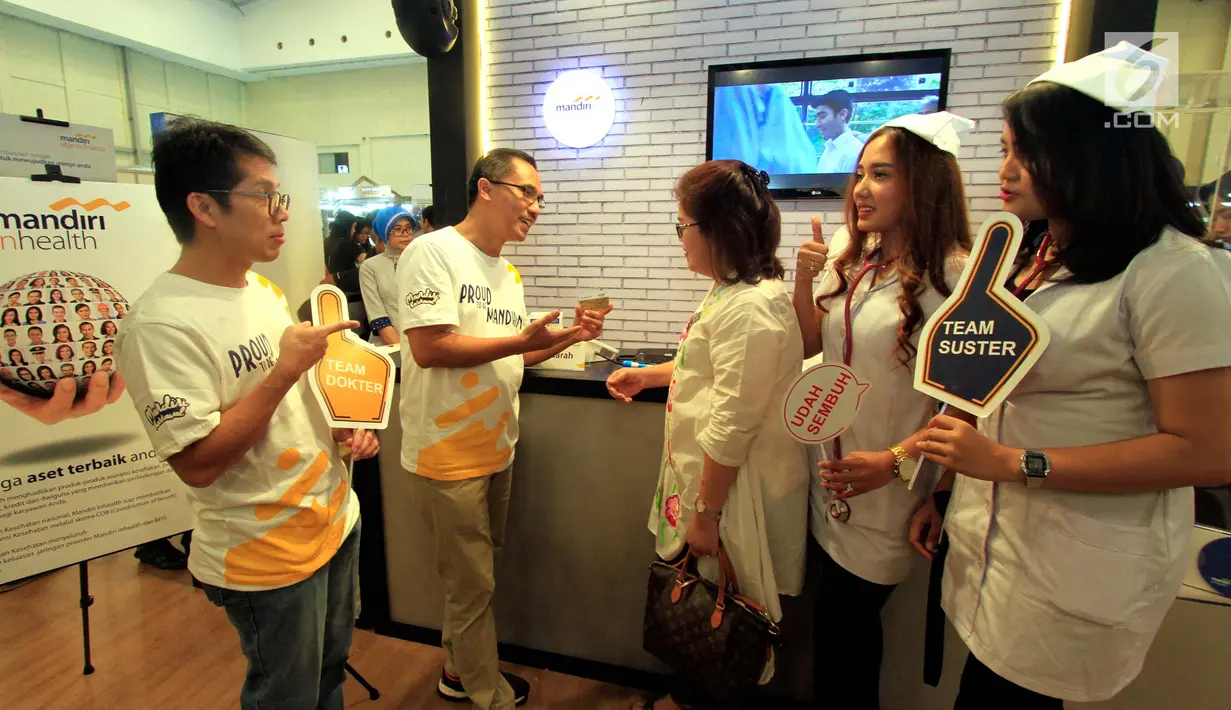 Direktur Utama Mandiri Inhealth Iwan Pasila (tengah) meninjau pemeriksaan kesehatan gratis di Mandiri Pekan Raya Indonesia 2017, ICE BSD, Sabtu (21/10). Sebanyak  1,4 juta peserta sudah memperoleh asuransi kesehatan dan jiwa. (Liputan6.com)