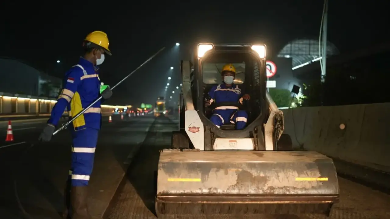 Petugas PT Jasamarga Tollroad Maintenance (JMTM) melakukan pekerjaan preservasi jalan di salah satu ruas tol yang dikelola Jasa Marga (Istimewa)