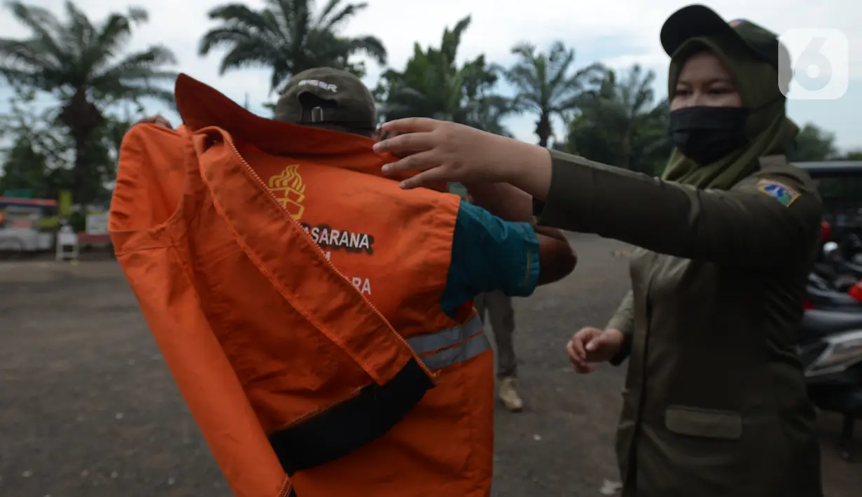 Warga yang terjaring razia protokol kesehatan COVID-19 mengenakan rompi di Kebon Nanas, Jakarta, Selasa (15/6/2021). Saat kasus positif Covid-19 di Jakarta meningkat, masih banyak warga yang belum menjalankan protokol kesehatan, salah satunya mengenakan masker. (merdeka.com/Imam Buhori)