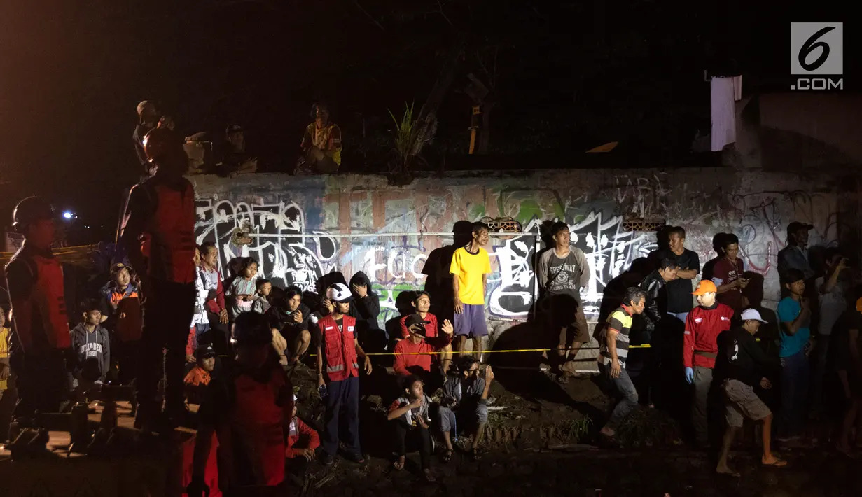 Warga melihat proses evakuasi gerbong KRL Commuter Line jurusan Jatinegara - Bogor di kawasan Kebon Pedes, Bogor, Jabar Minggu (10/3). Proses evakuasi ditargetkean selesai sebelum jam kerja pada Senin (11/3). (Liputan6.com/Immanuel Antonius) 