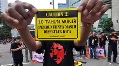 Sejumlah orang melakukan aksi mengenang 10 tahun Munir di Bundaran HI, Jakarta, Minggu (7/12/2014). (Liputan6.com/Miftahul Hayat)