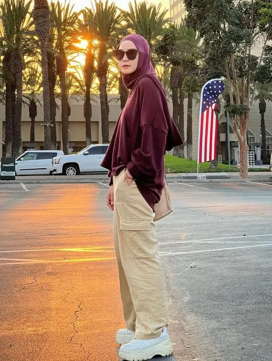 Ia juga melengkapi penampilannya dengan sneakers putih dan tas kanvas warna senada dengan celananya. (Instagram/zaskiadyamecca).