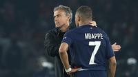 Pelatih PSG Luis Enrique (kiri) memberikan semangat kepada Kylian Mbappe setelah timnya kalah dari Borussia Dortmund pada laga leg kedua semifinal Liga Champions 2023/2024 di Parc des Princes, Paris, Prancis, Rabu (08/05/2024) dini hari WIB. (AFP/Franck Fife)