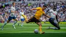 Pemain Wolverhampton Wanderers Goncalo Guedes berduel memperebutkan bola dengan pemain Tottenham Hotspur Davinson Sanchez pada pertandingan sepak bola Liga Inggris di Tottenham Hotspur, London, Inggris, 20 Agustus 2022. Tottenham Hospur menang dengan skor 1-0 atas Wolverhampton Wanderers. (AP Photo/Frank Augstein)